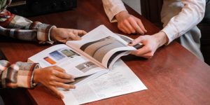 学校画册排版印刷铜版纸与哑粉纸质感对比实拍